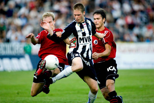 Johan Andersson, Landskrona, är nästan fri men stoppas av
