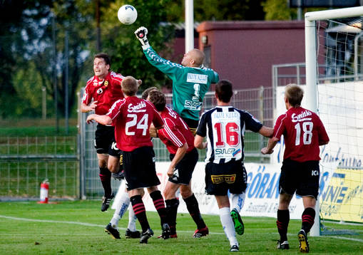 Lee Baxter, målvakt, Landskrona, boxar bort bollen