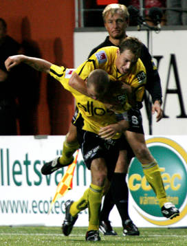 4-2, Samuel Holmén som grattas av Stefan Ishizaki,