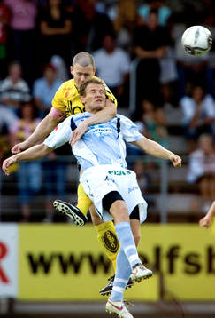 Andreas Augustsson kramar Jonathan Johansson