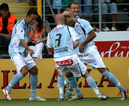 0-1, Junior, som dansar och "spelar gitarr"