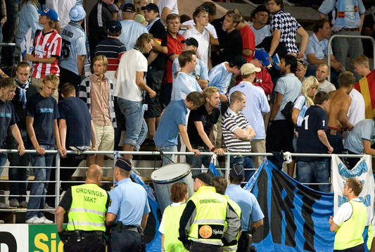 MFF:s supporters skämde ut sig, kastade öl och andra