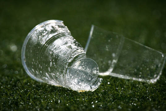 Plastmugg, mugg, sönder, trasig, delad, gräs