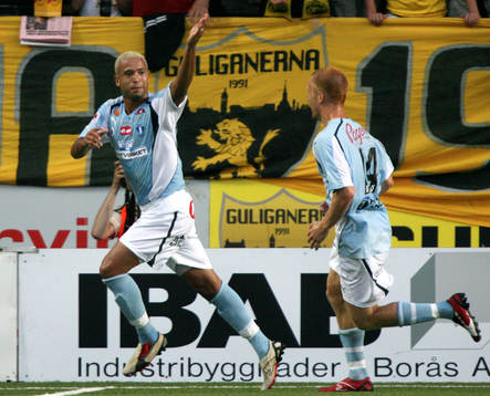 1-2, Junior, som dansar och "spelar gitarr"