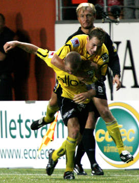 4-2, Samuel Holmén som grattas av Stefan Ishizaki,