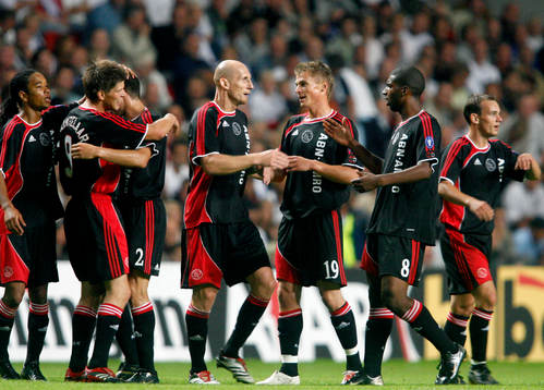 Markus Rosenberg, i mitten, och Jaap Stam, Ajax jubel