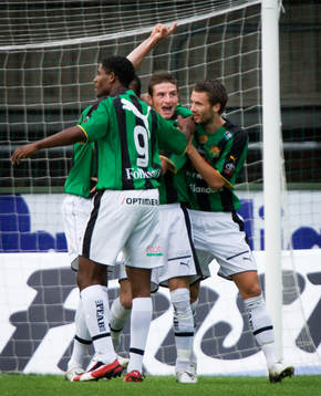 James Keene, GAIS, gratuleras av sina lagkamrater Khari