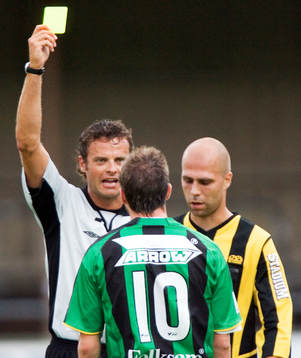 James Keene, GAIS får gult kort av domare Sven-Martin