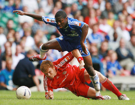 Shaun Wright-Phillips, Chelsea tacklas av John Arne Riise,