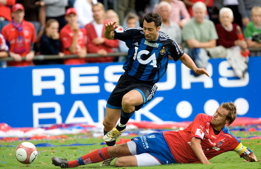 Andreas Granqvist glidtacklar Matias Concha