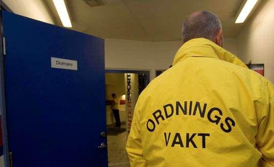 Domaren Martin Hansson  och hans assisterande domare fick