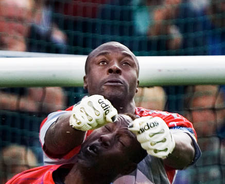 Pa Dembo Tourray, målvakt, Djurgården boxar väck bollen