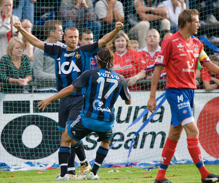 1-1, Mattias Jonson, som grattas av Stefan Batan. HIF deppar