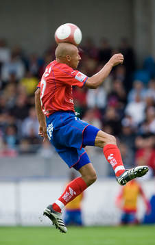 Bollen lägger sig på huvudet på Henrik "Henke" Larsson