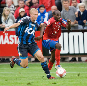 Målskytten Luton Shelton tar sig förbi Toni Kuivasto