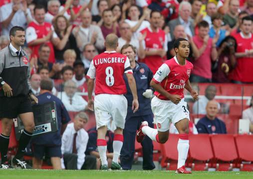 Theo Walcott, Arsenal byts in Fredrik Ljungberg går ut