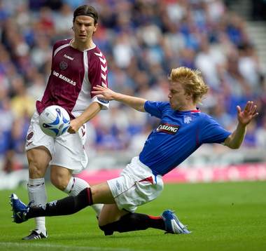 Rangers Steve Smith tacklar Hearts Julien Brellier