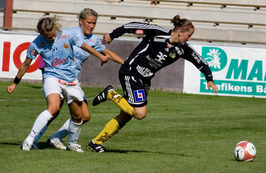 Jenny Engwall och Frida Nordin försöker stoppa Bälinges
