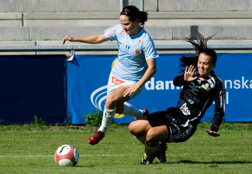 Matilda Åkerberg, MFF tar sig förbi Nera Smajic, Bälinge