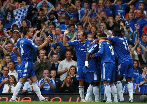 Lagkamraterna i Chelsea gratulerar Frank Lampard