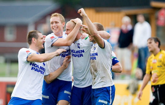 Thomas Magnusson trycker in 0-1 på frisparksretur - och