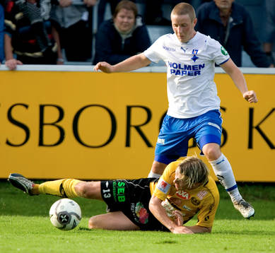 Haris Laitinen "kör över" en Mjällby-spelare