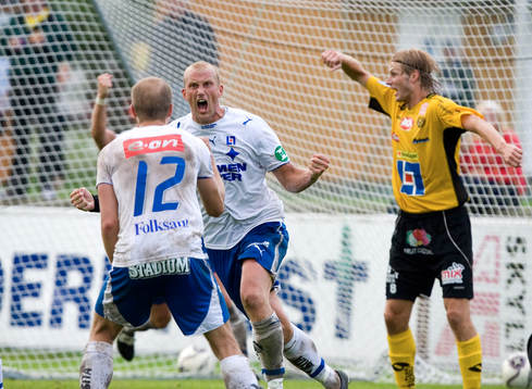 Thomas Magnusson har tryckt in 0-1 på frisparksretur - och