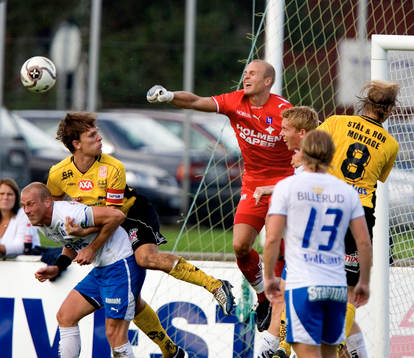 Magnus Jonsson, målvakt, boxar undan bollen för