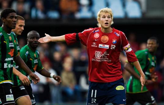 Ola Toivonen, prottersterar mot domaren