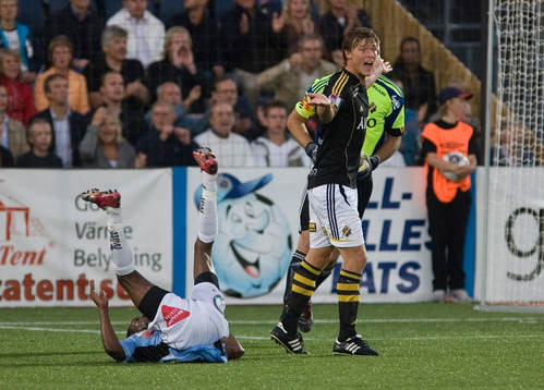 Niklas Sandberg, AIK har fällt Rene Muzola Makondele,