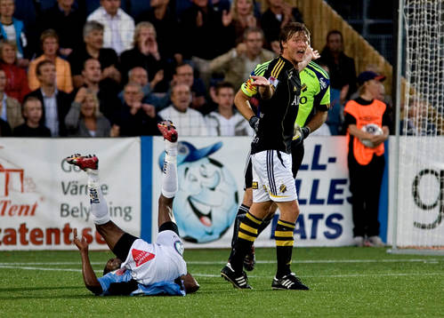 Niklas Sandberg, AIK har fällt Rene Muzola Makondele,