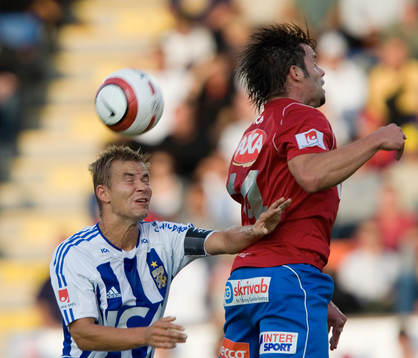 Niclas Alexandersson i ryggen på Thomas Backman