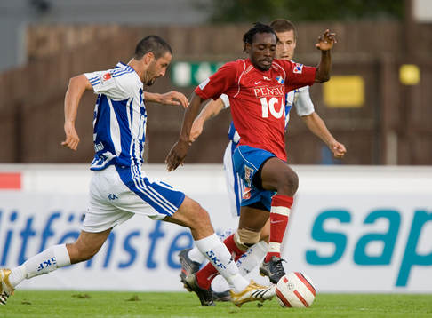 Teafore Bennet slinker emellan Alejandro Lago och en annan