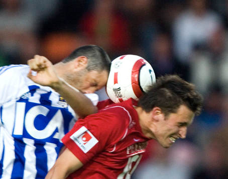 Bollen fastnar mellan Alejandro Lago och trycker till