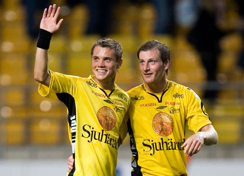 Daniel Mobaeck och Joakim Sjöhage, spanar på läktaren