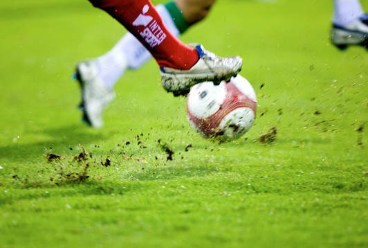 Fot, boll, fotboll, gräs, grästovor, blött underlag