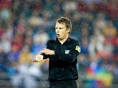 Markus Strömbergsson, domare, signalerar för hands
