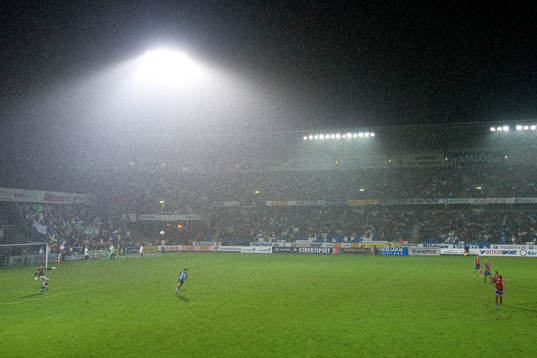 Olympia fotbollsarena, elljus, kvällsmatch, stämning,