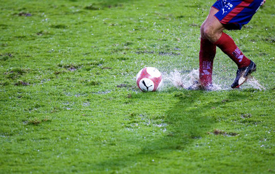 Regn, regnmatch, fot, boll, plask, blöt gräsmatta,