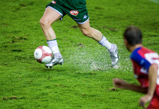 Regn, regnmatch, fot, boll, plask, blöt gräsmatta,