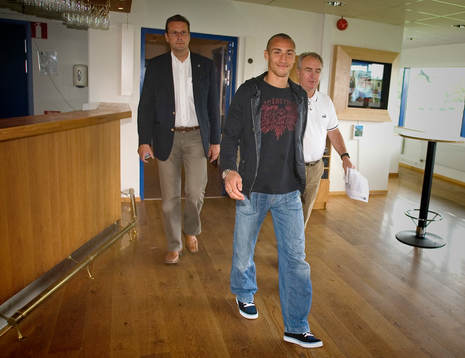 Henrik Larsson. En leende Hernik Larsson på väg att möta