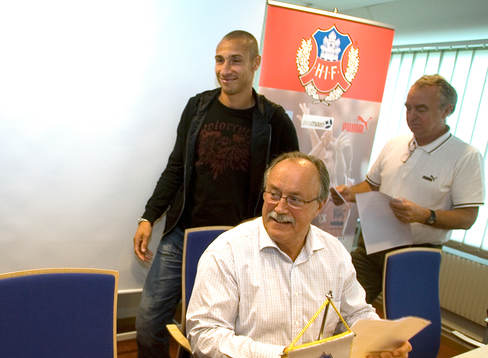 Henrik Larsson lämnar pressonferensen, leende, I