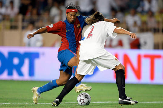 Ronaldinho, Barcelona och Javi Navarro, Sevilla