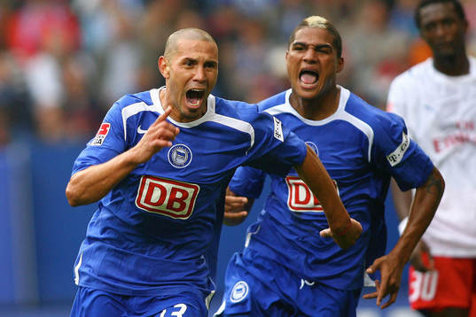 Christian Gimenez har gjort 1-1, jubel med Kevin Boateng,