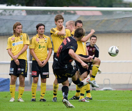 IFK täcker framför  Khrenar Ejupi, målvakt, inget mål