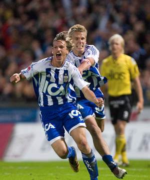 1-1, unge Gustaf Svensson, som grattas av Pontus Wernbloom