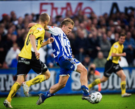 Pontus Wernbloom, Göteborg passar bollen framför Johan