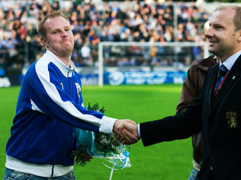 Håkan Mild, sportchef, Göteborg, tar i hand med en