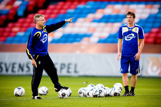 Kim Källström får instruktioner av Roland Andersson