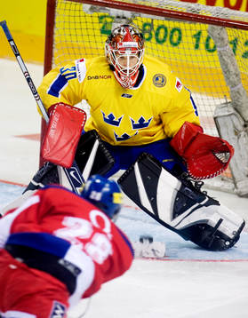 Johan Backlund (målvakt) Sverige, räddar ett skott från